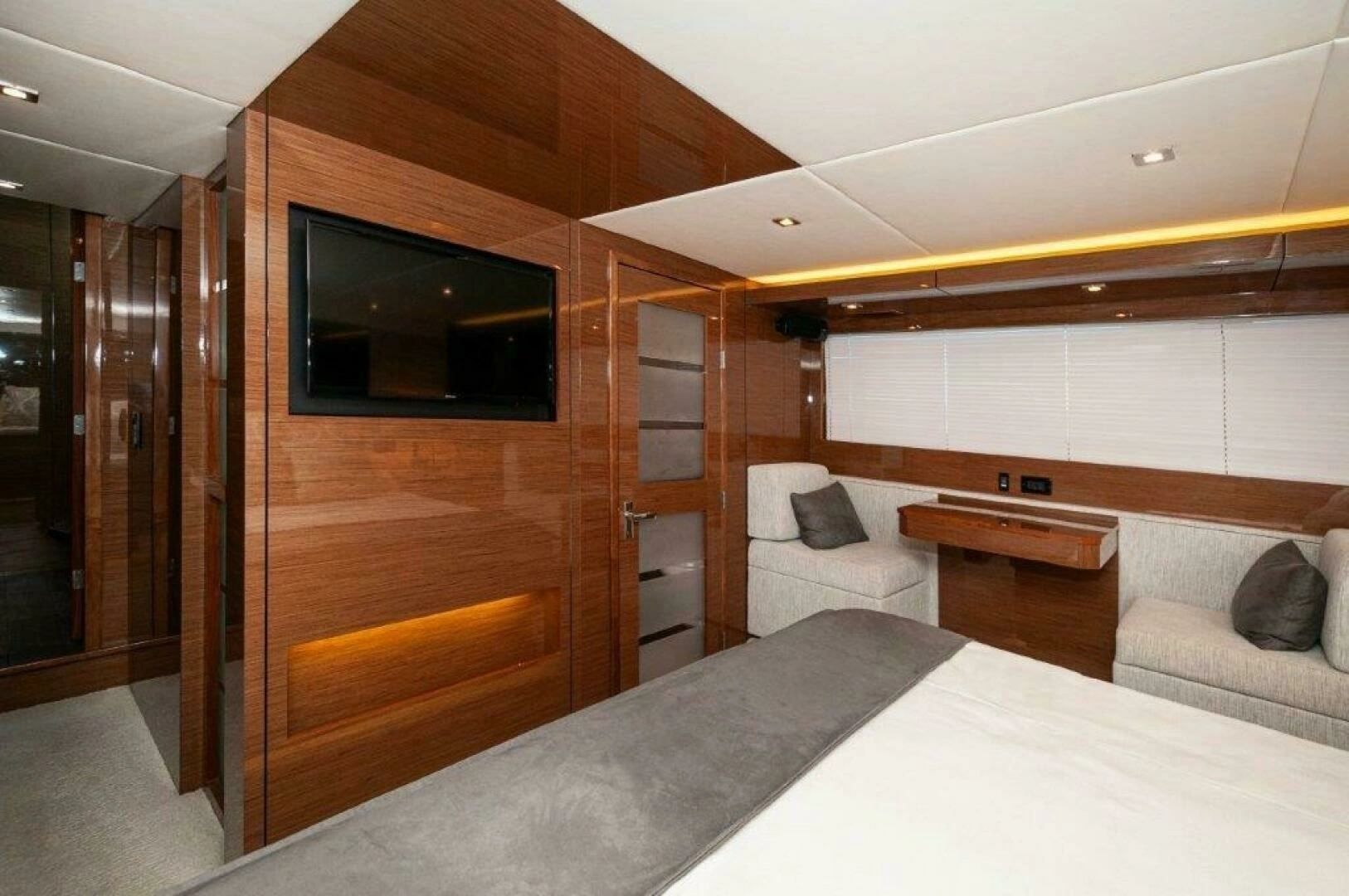 2020 Cruisers Yachts 60 Cantius - Image 21