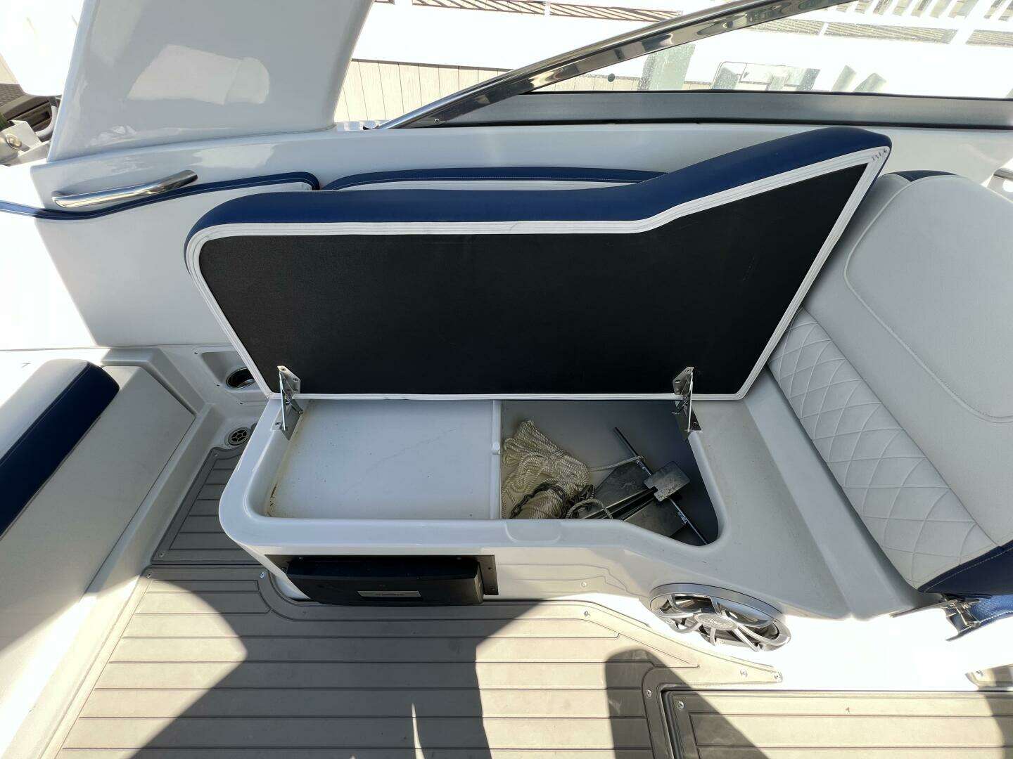 2022 Crownline E305 XS - Image 25