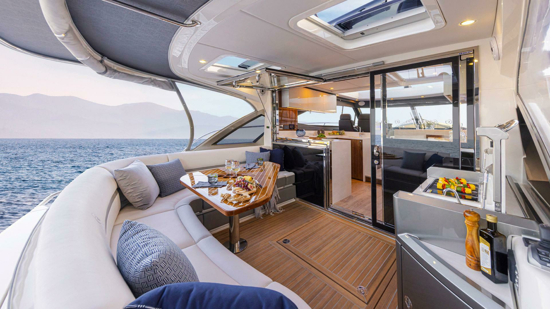2026 Riviera 4600 Sport Yacht Platinum Edition - Image 6