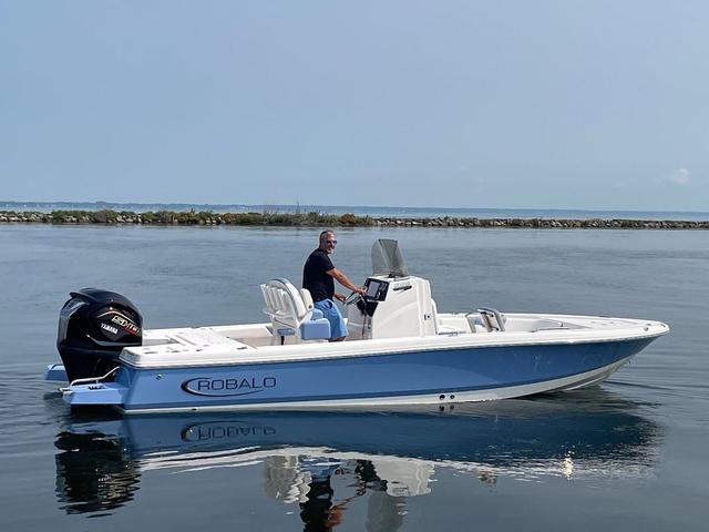 2025 Robalo 226 Cayman