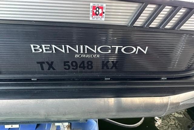 2021 Bennington L Bowrider 25 Quad Bench boat with registration TX 5948 KX.