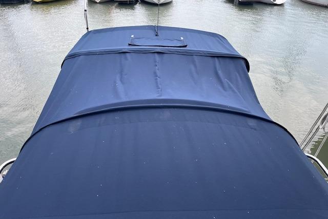 Blue canvas cover on 1981 Niagara 31 boat docked at marina.