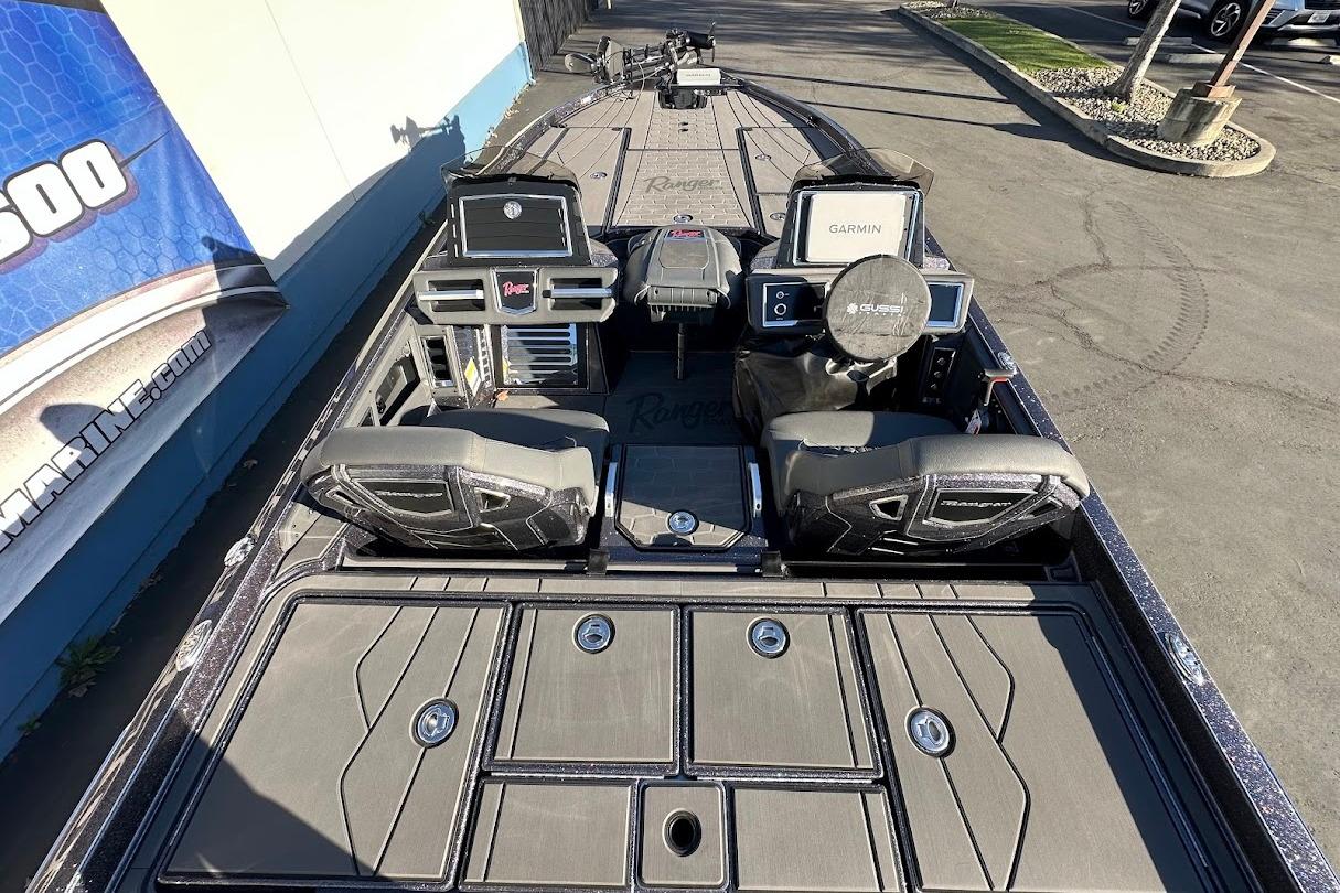 2026 Ranger Z521R Garmin Cup-Equipped boat interior with advanced navigation systems.
