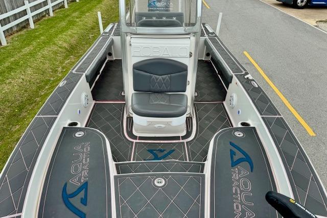 2015 Robalo 226 Cayman boat with AquaTraction flooring, featuring a central seat and spacious deck.