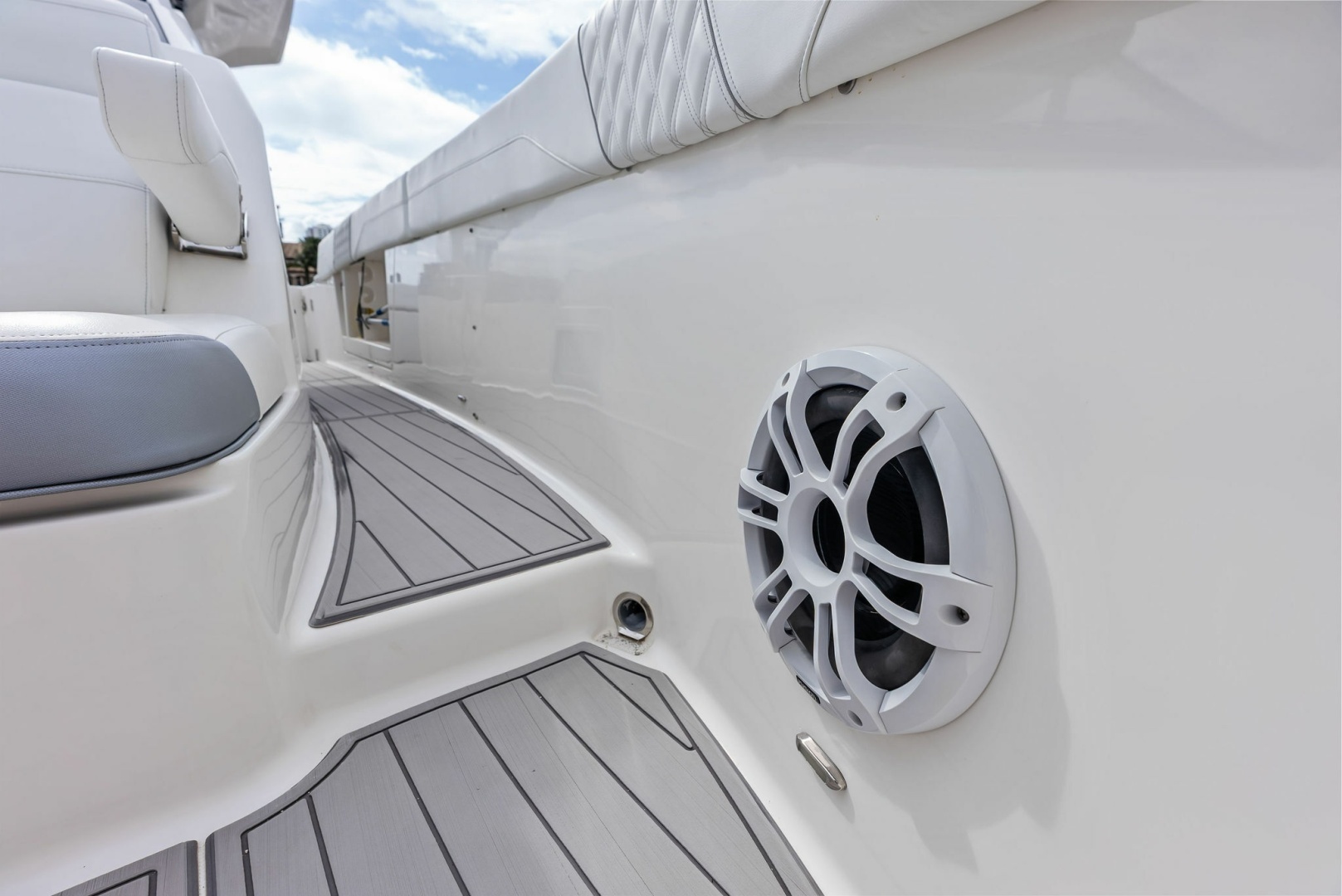 2022 Regal 33 SAV - Image 17