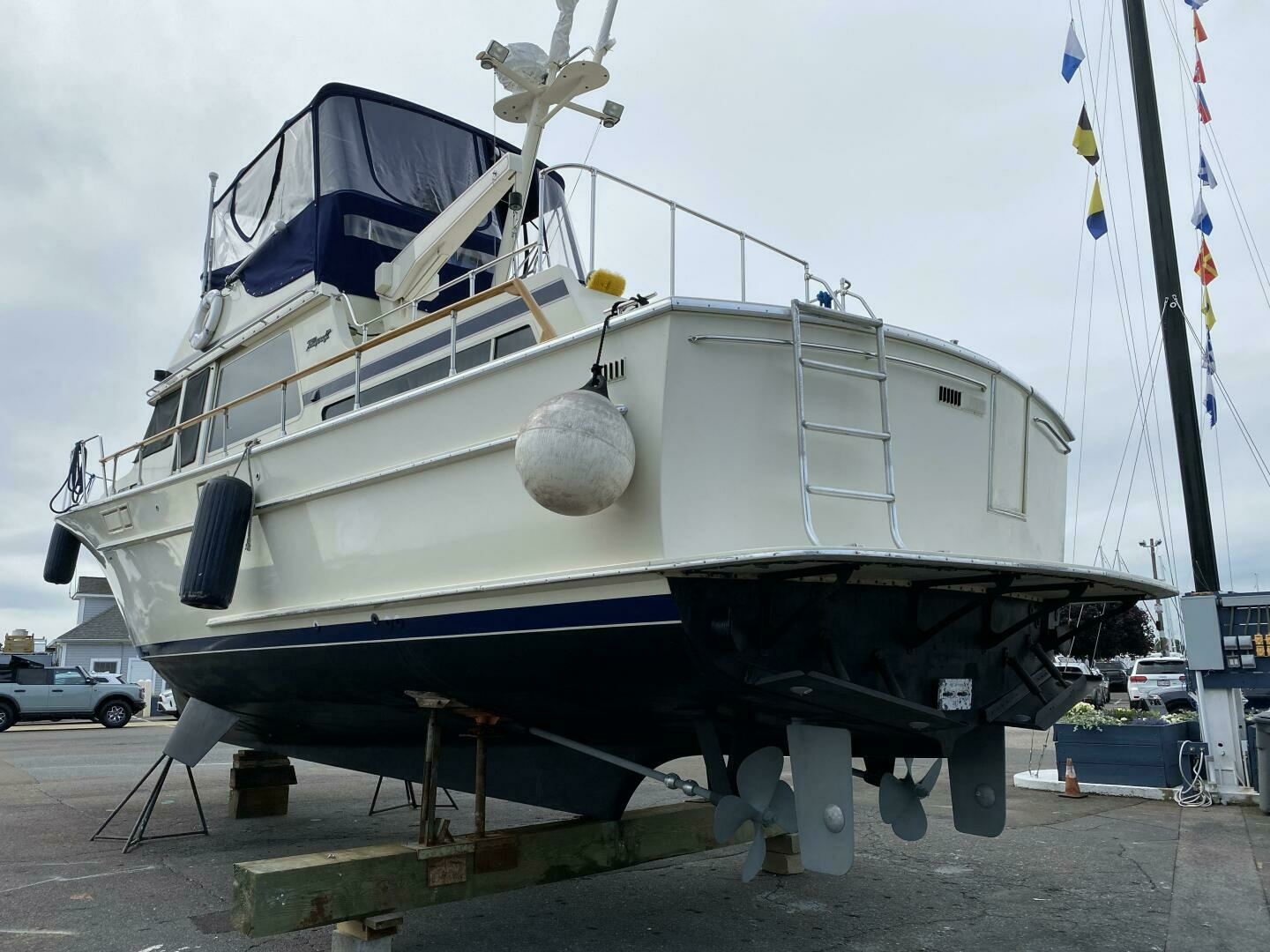 1983 Tollycraft Aft Cabin - Image 42