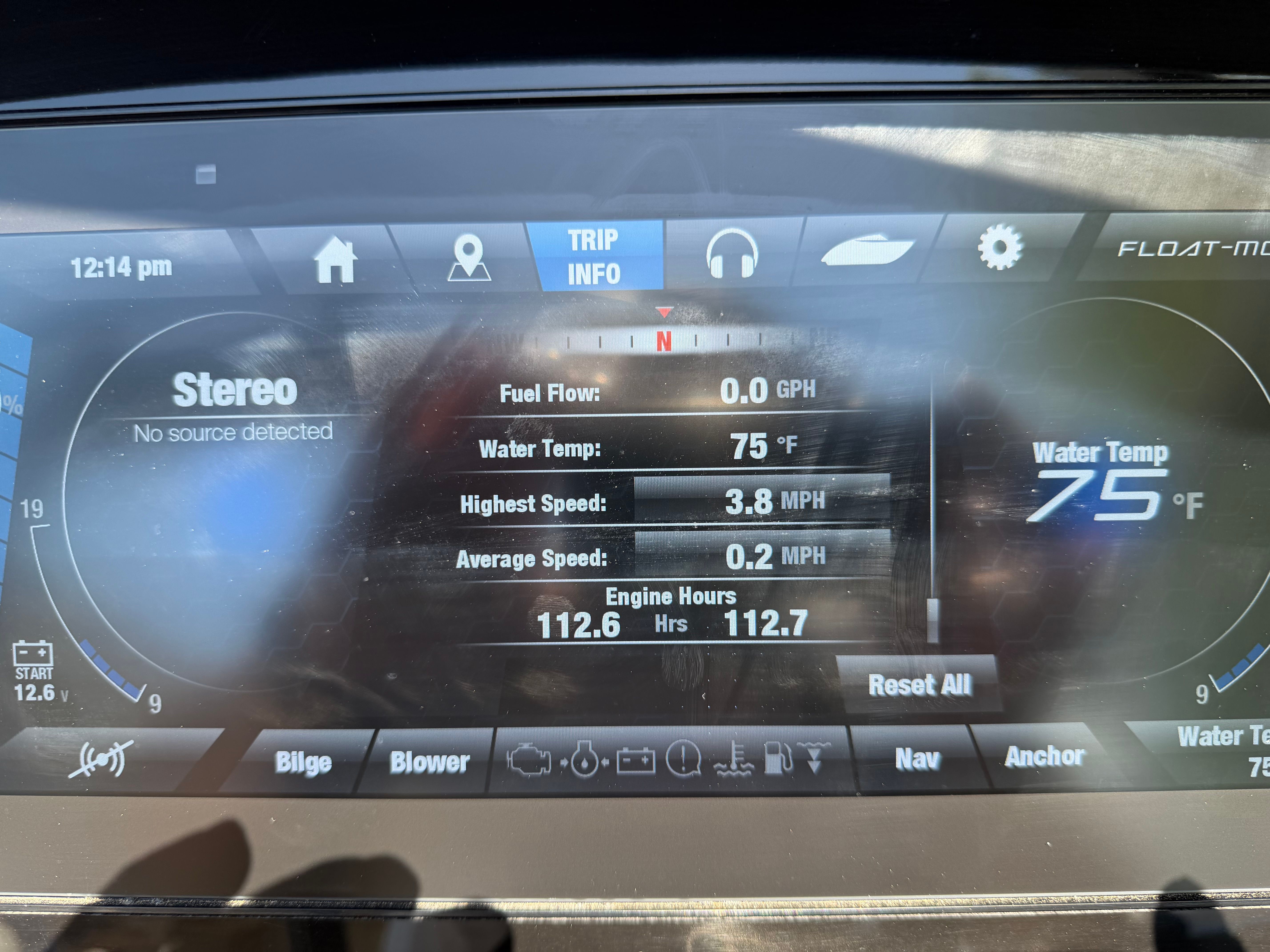 The display shows boat information like water temperature, speed, and engine hours.