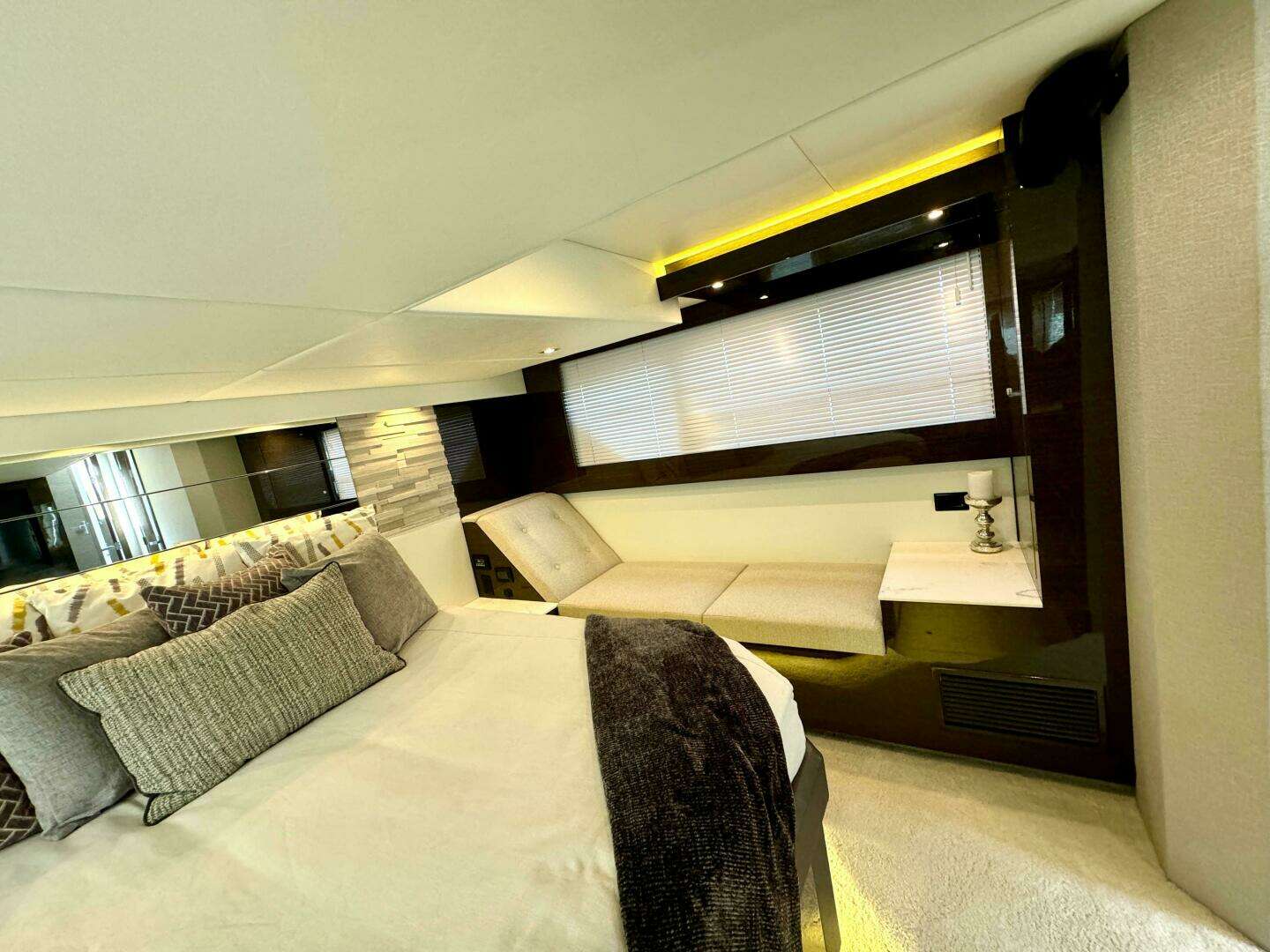 2020 Cruisers Yachts 50 Cantius - Image 25