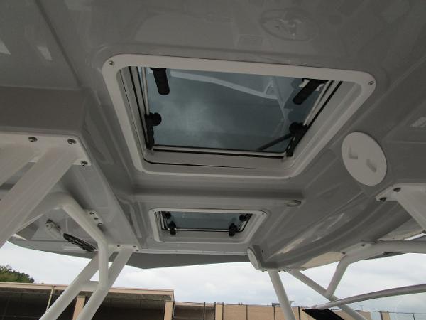 2025 Solara S-250 CW boat roof with dual skylights, showcasing modern design.
