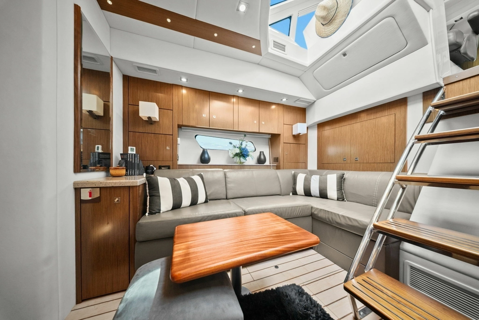 2014 Cruisers Yachts 48 Cantius - Image 19