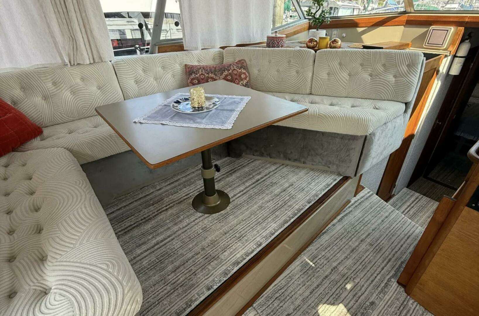 1984 Bayliner 3870 Motoryacht - Image 4