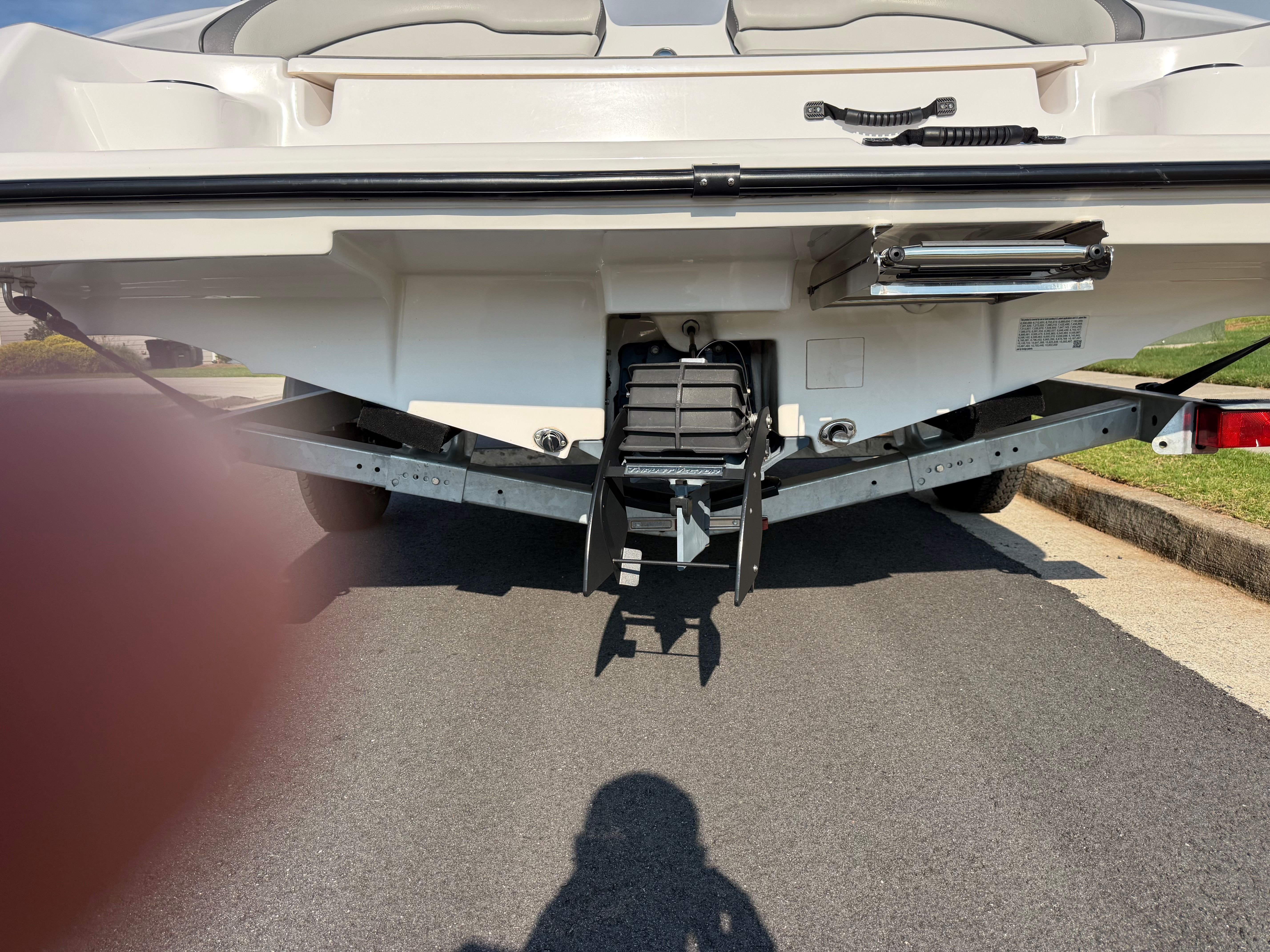 The image shows the stern of a Yamaha AR190 boat on a trailer.