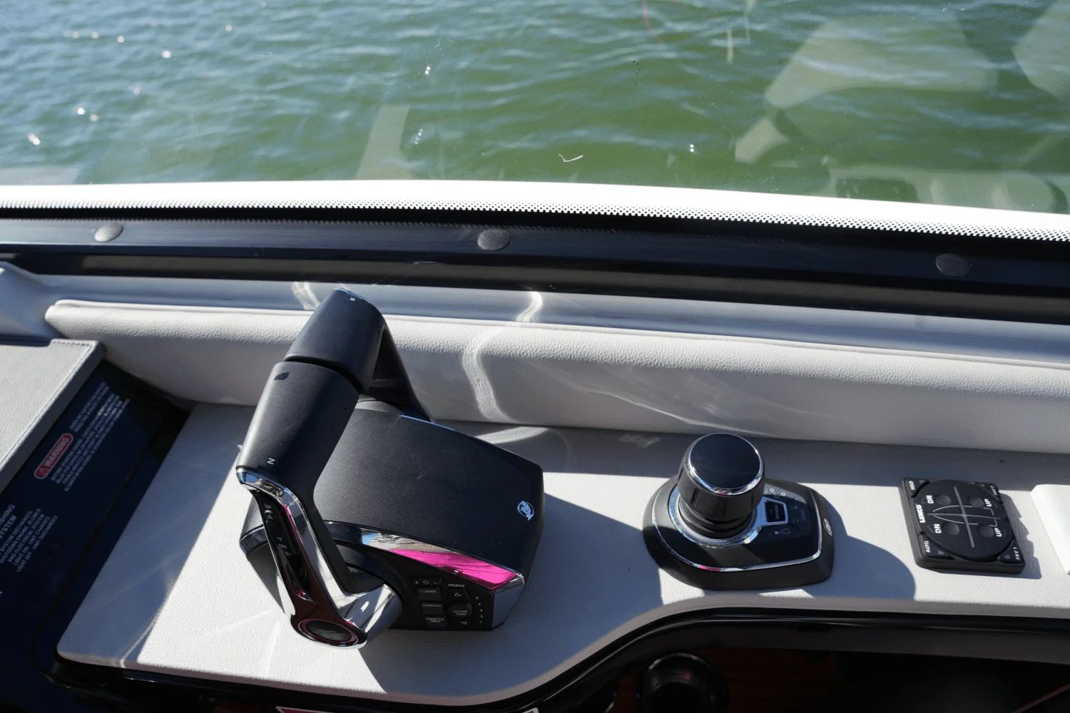 2025 Sea Ray Sundancer 370 - 23