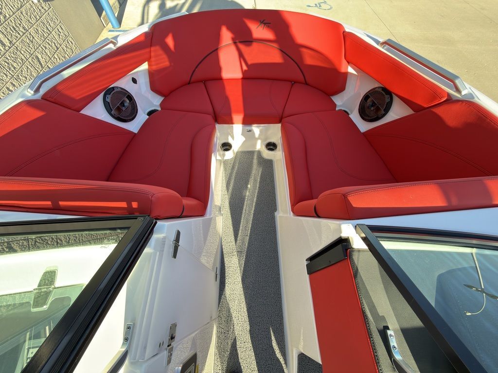 2019 MasterCraft XT22 - 64