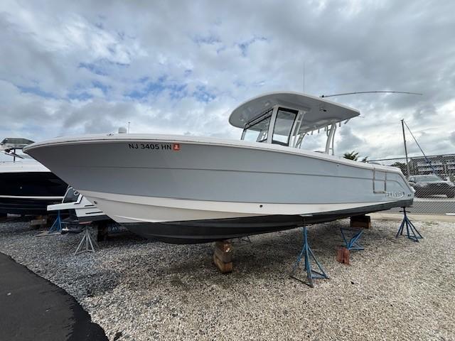 2019 Robalo R302 Center Console