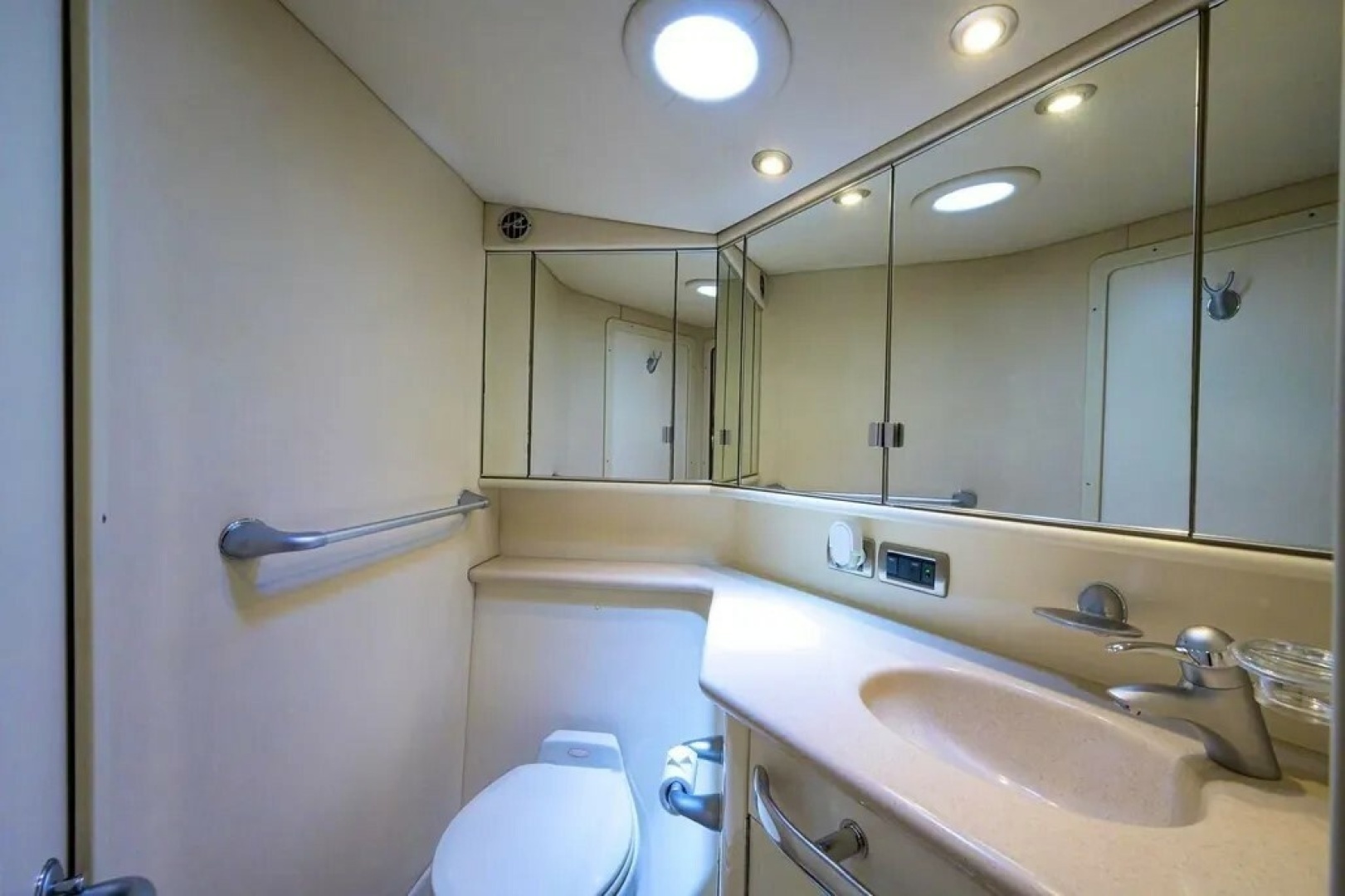 2004 Sea Ray 550 Sundancer - Image 18