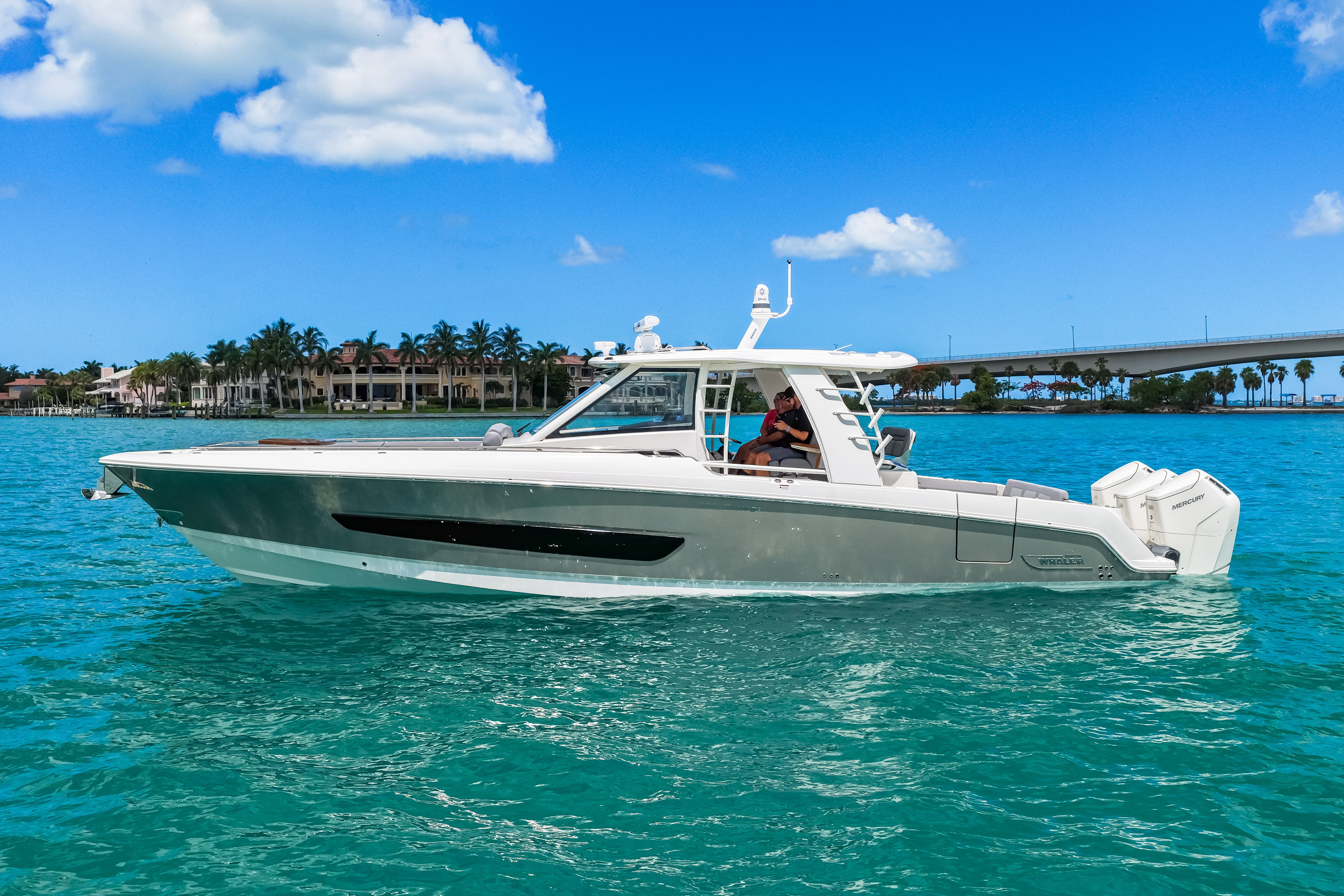 2025 Boston Whaler 420 Outrage