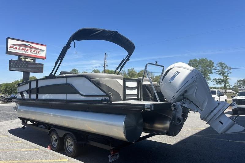 Pontoon boat Evotti 523QL 2026 on trailer, Yamaha engine, outdoor display.
