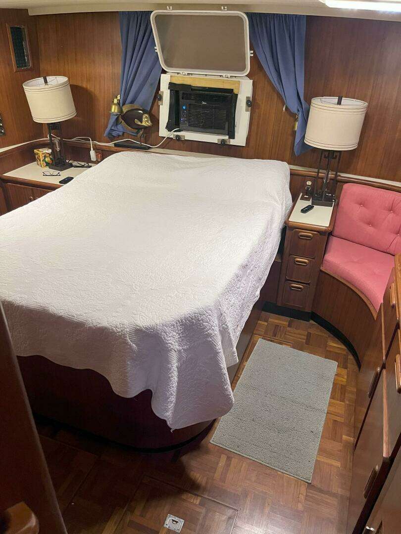 1990 Jefferson 43 Sundeck - Image 31