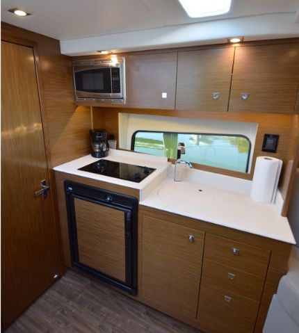 2016 Cruisers Yachts 390 Express Coupe - 30