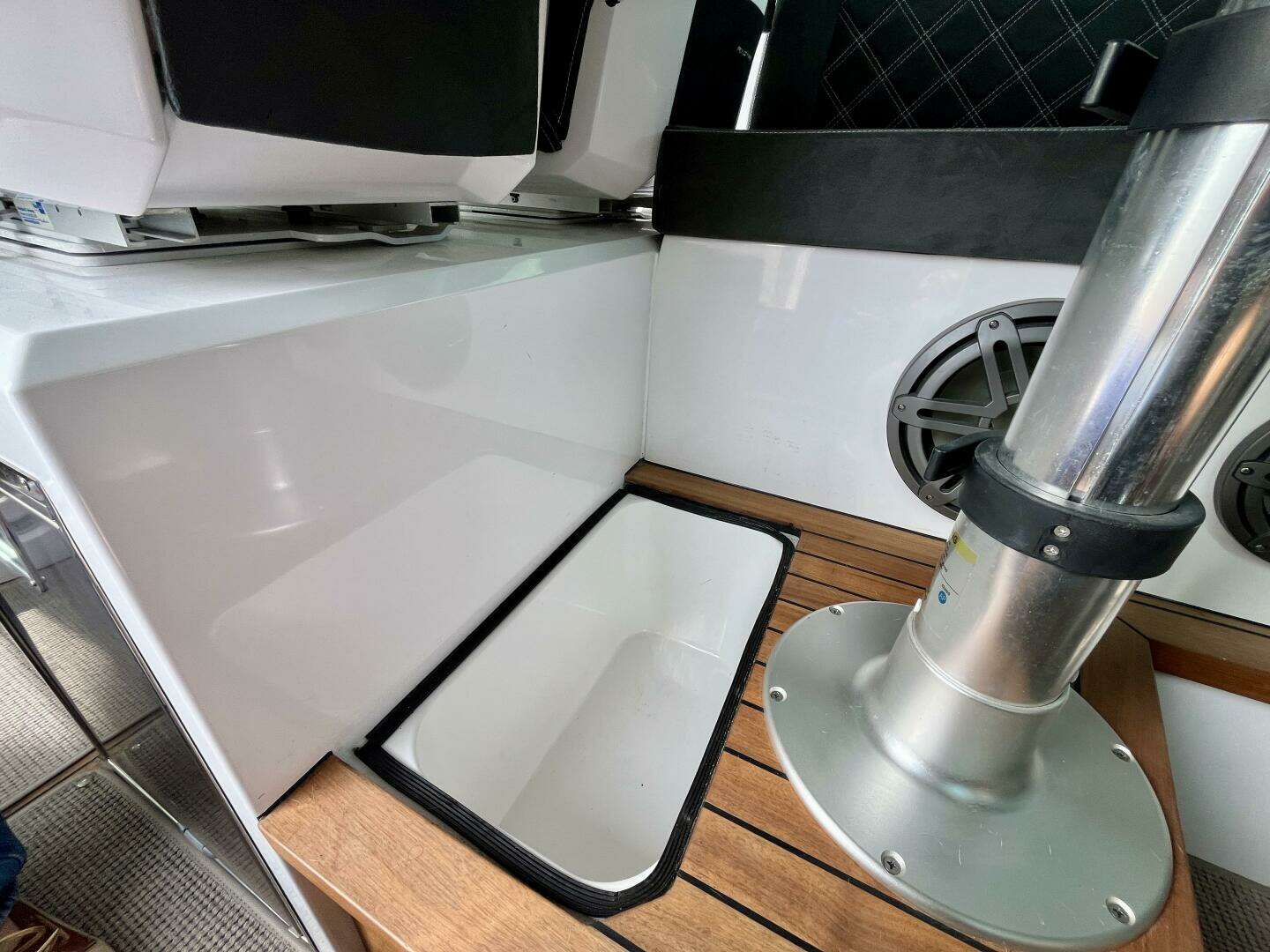 2018 Axopar 37 Sport Cabin R - Image 36