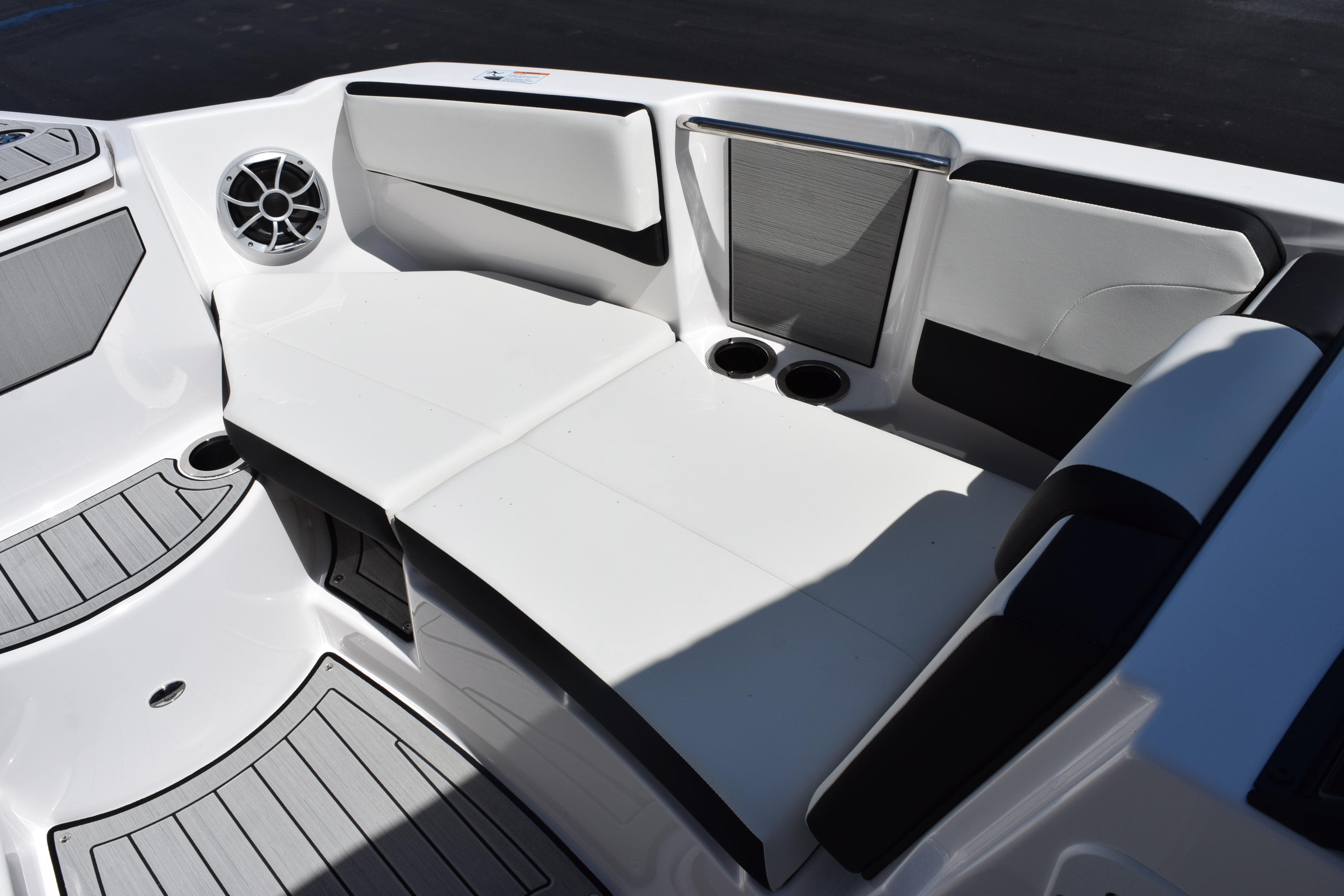 2026 Yamaha Boats 222SE interior seating with cup holders and speaker.
