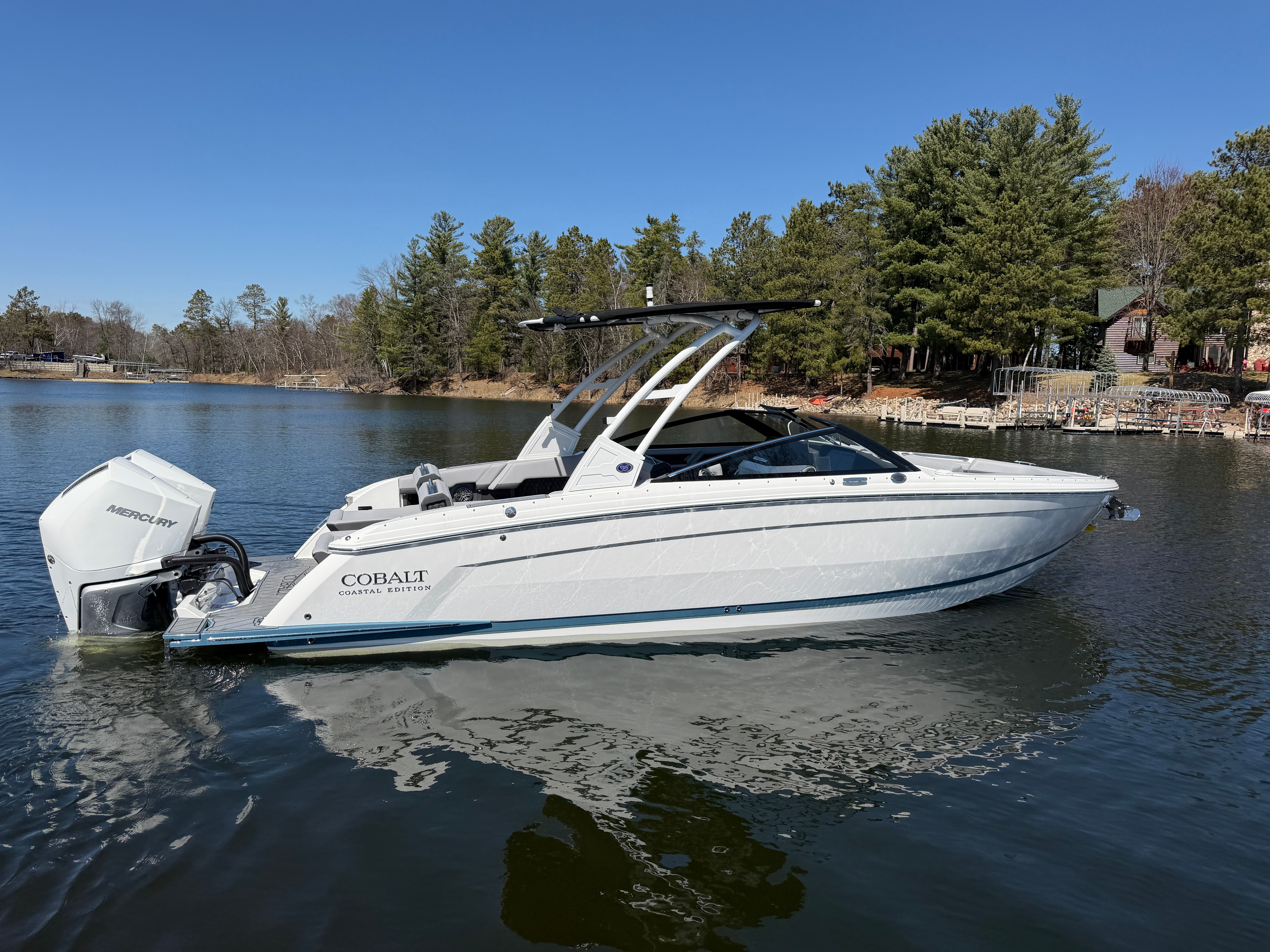 2025 Cobalt R8 Outboard