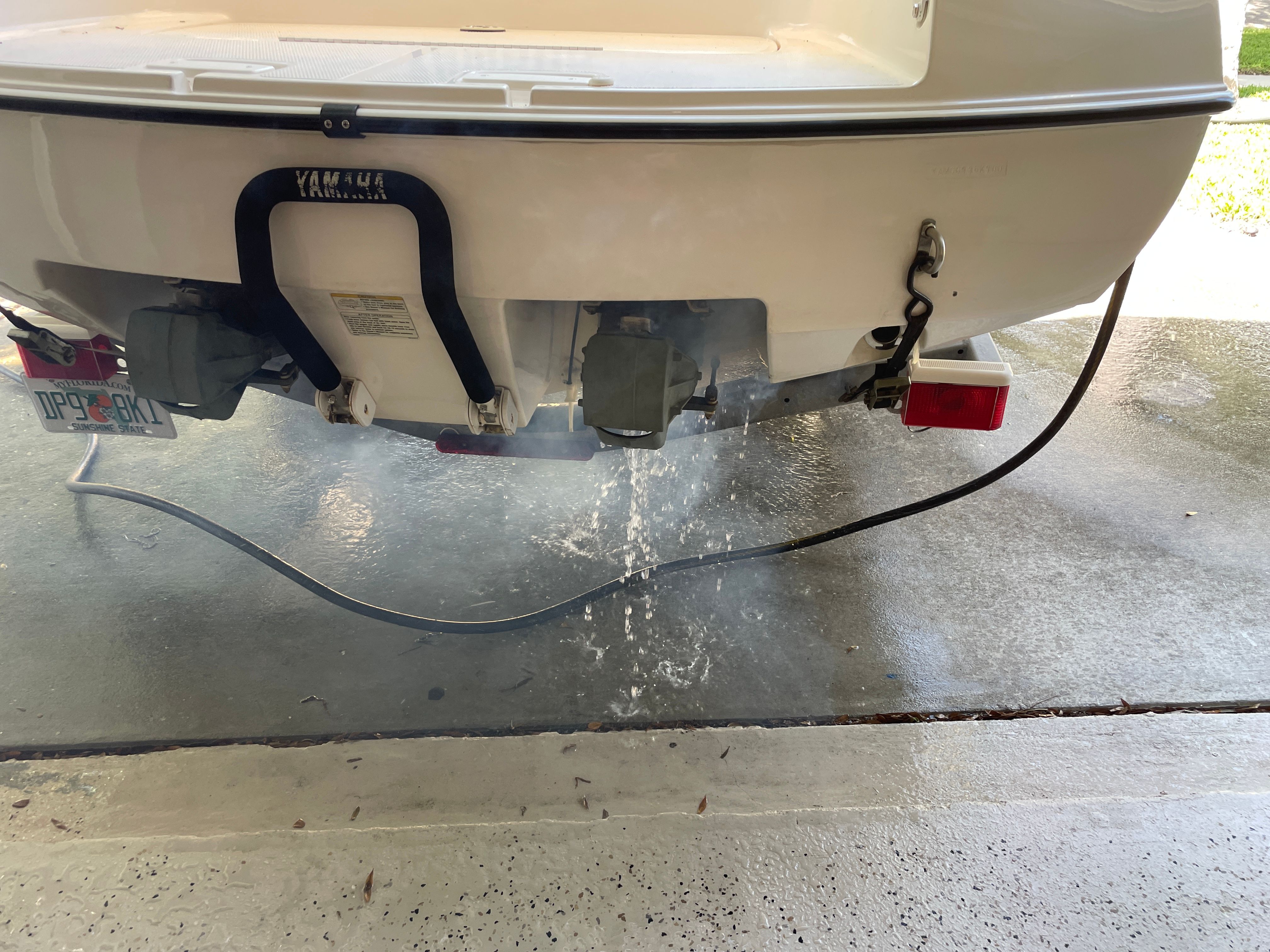 2000 Yamaha LS2000 boat with water draining from the rear.