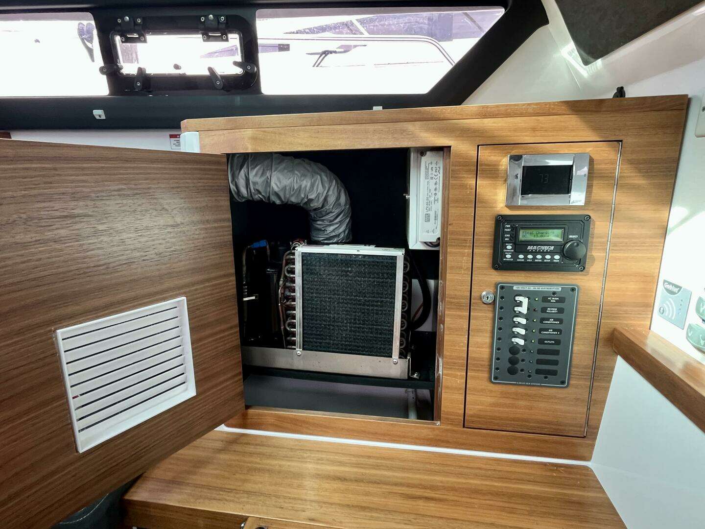 2018 Axopar 37 Sport Cabin R - Image 31