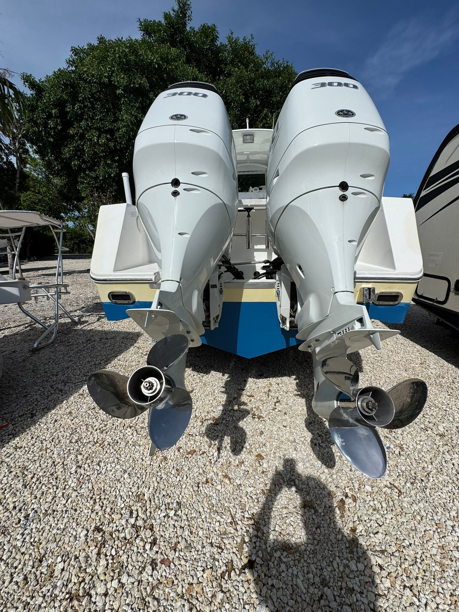 2004 Regulator 32 Forward Seating - 9
