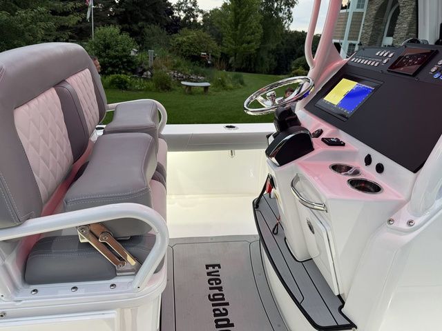 2026 Everglades 253 Center Console - 15