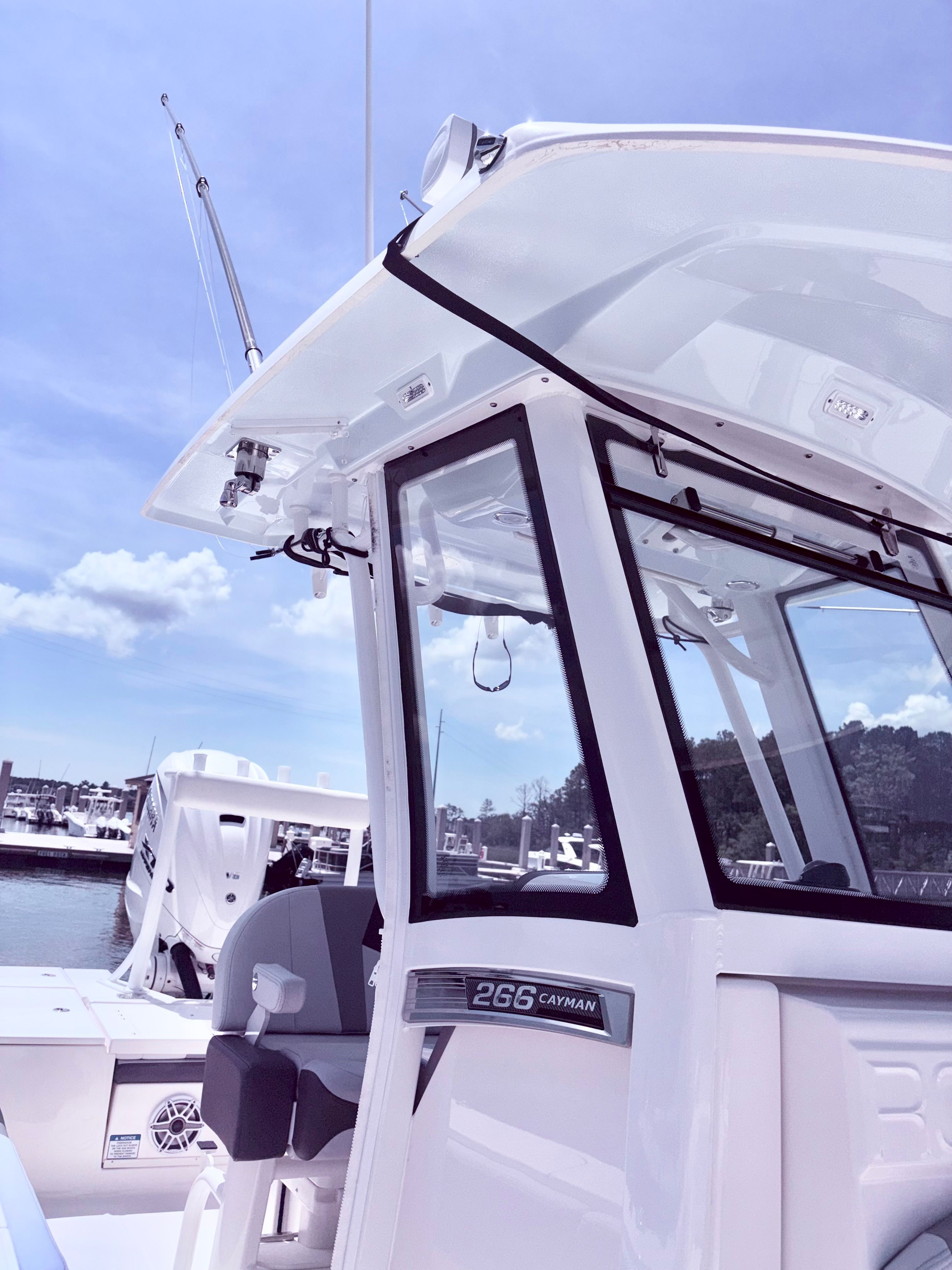 Robalo 266 Cayman 2025 boat docked in sunny weather.