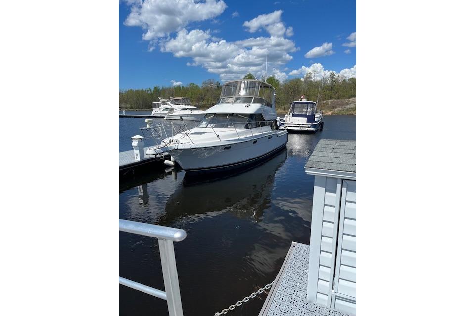1993 Carver 370 Voyager