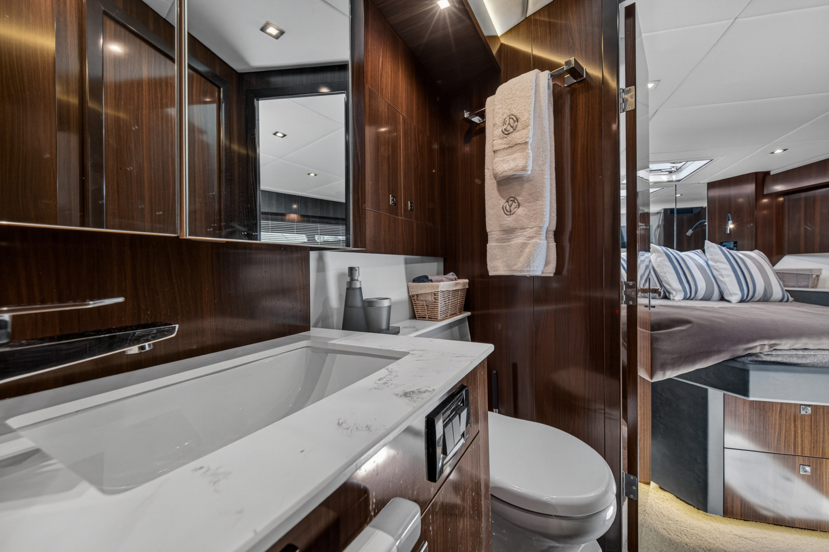 2023 Cruisers Yachts 50 CANTIUS - Image 73