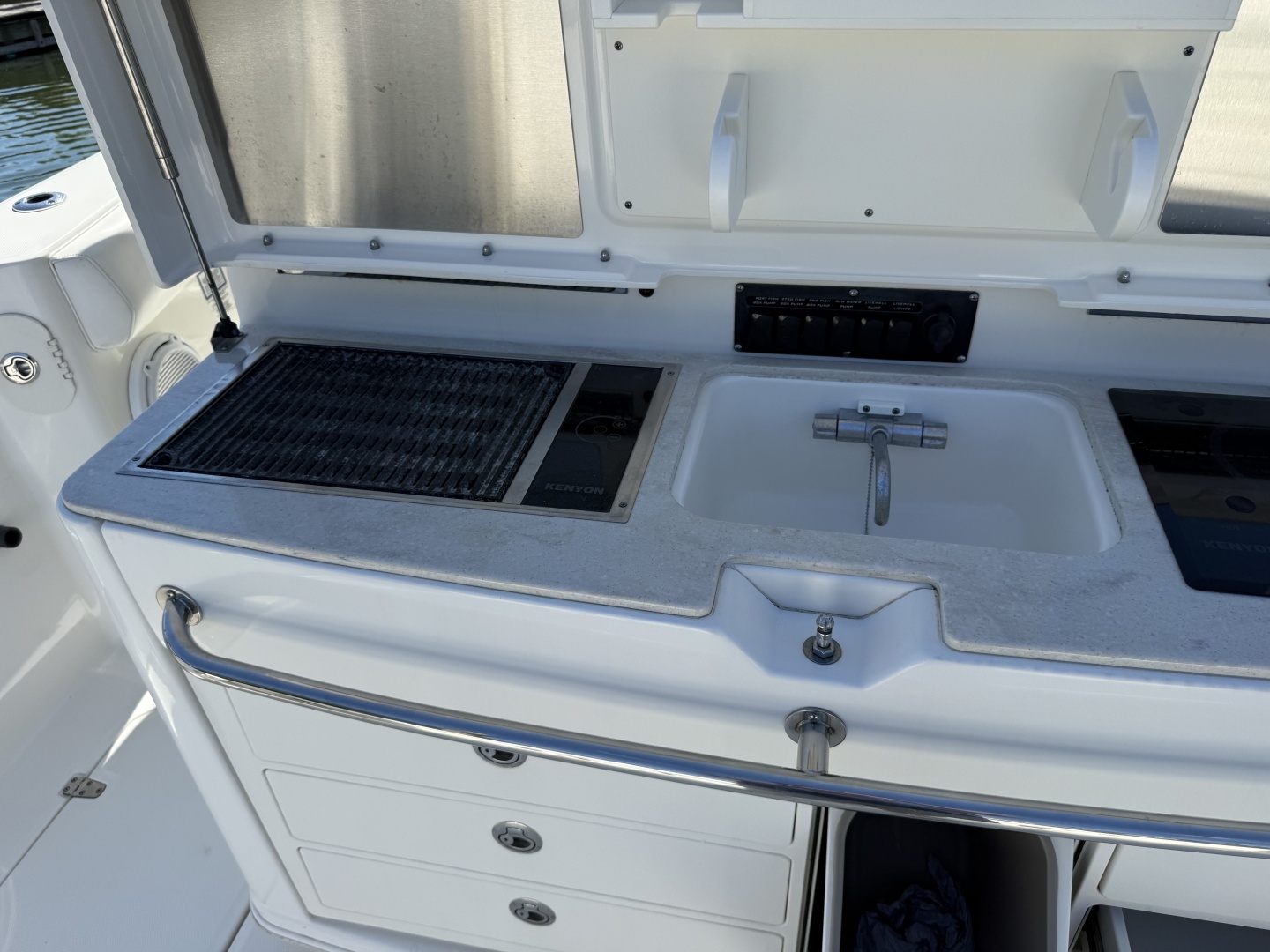 2016 Boston Whaler — - Image 12