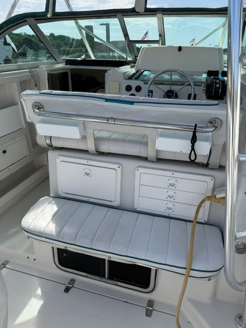 The image shows the cockpit of a 1995 Pro-Line 2950 Walkaround with white upholstery and helm console.