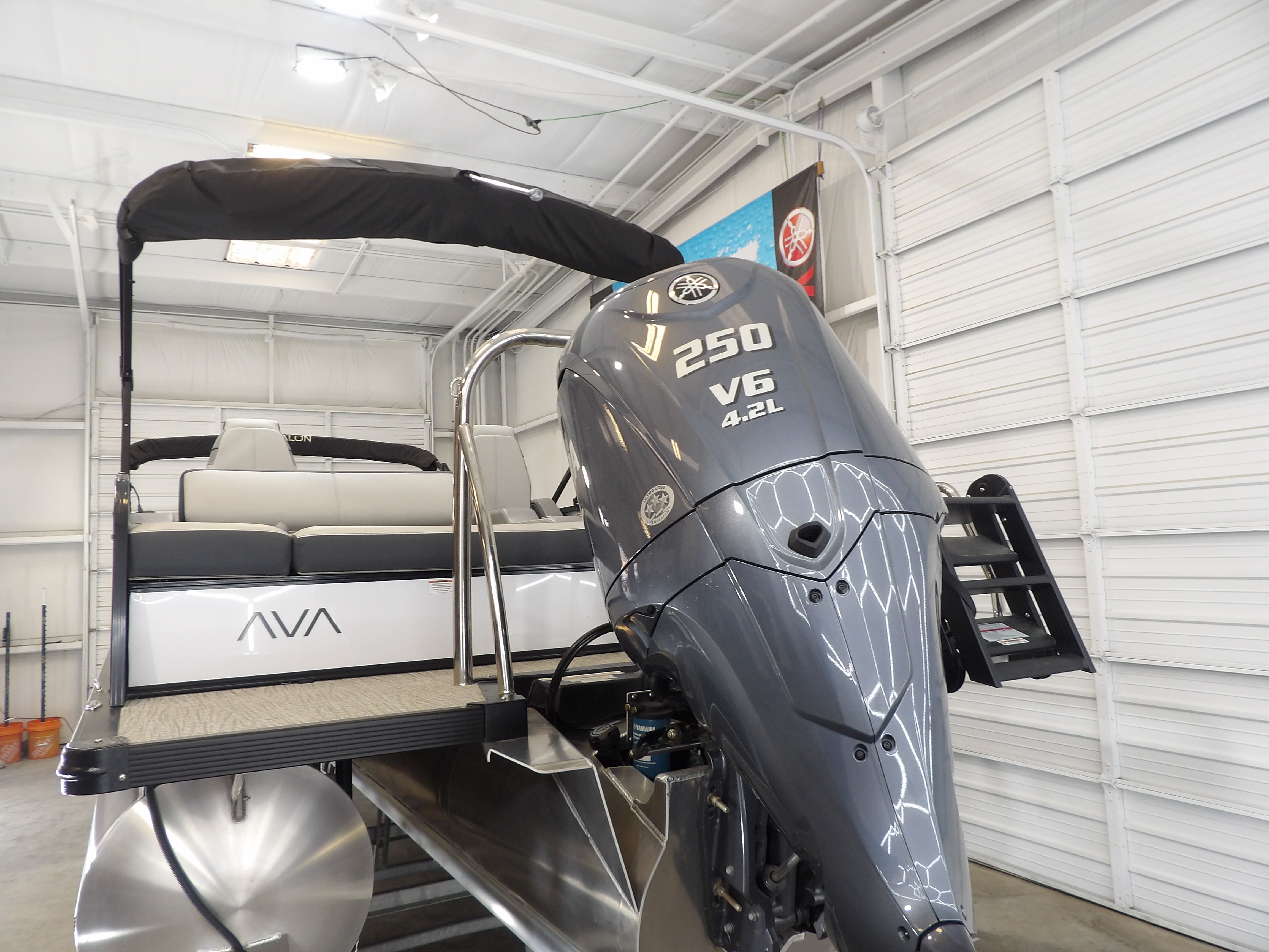 2025 Avalon LSZ Versatile Rear Bench - 23' - 12