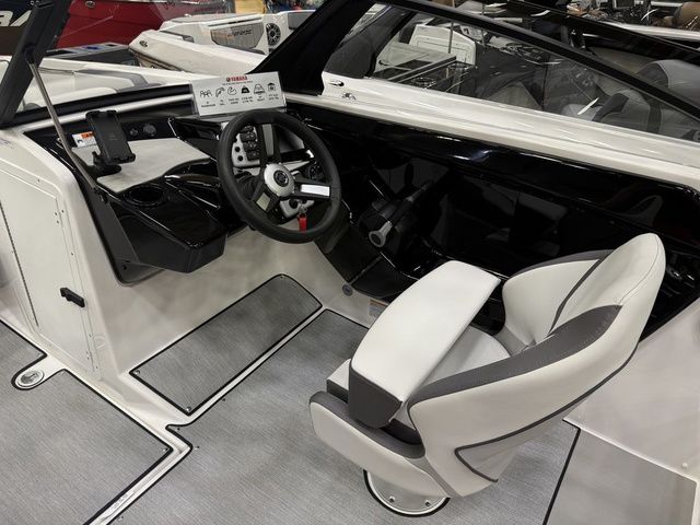 2026 Yamaha Boats AR220 - 13