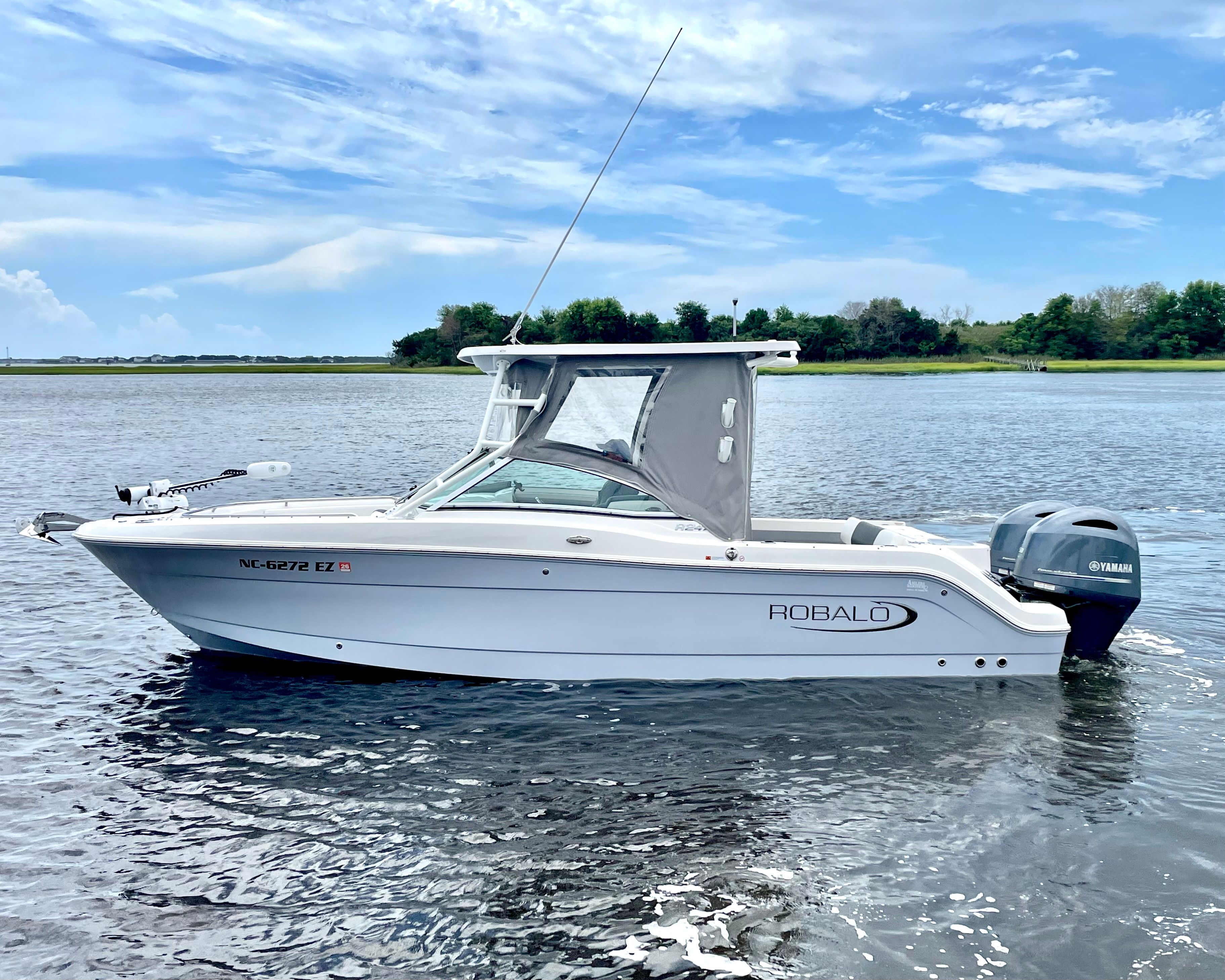 2023 Robalo R247 Dual Console