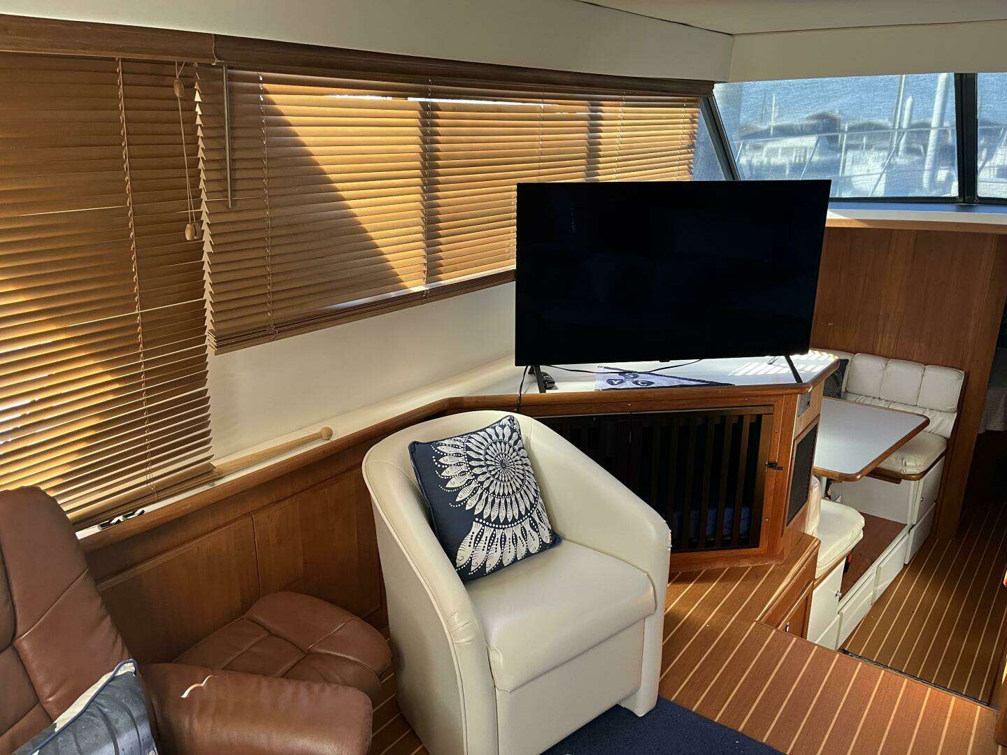 1995 Carver 440 Aft Cabin - Image 13