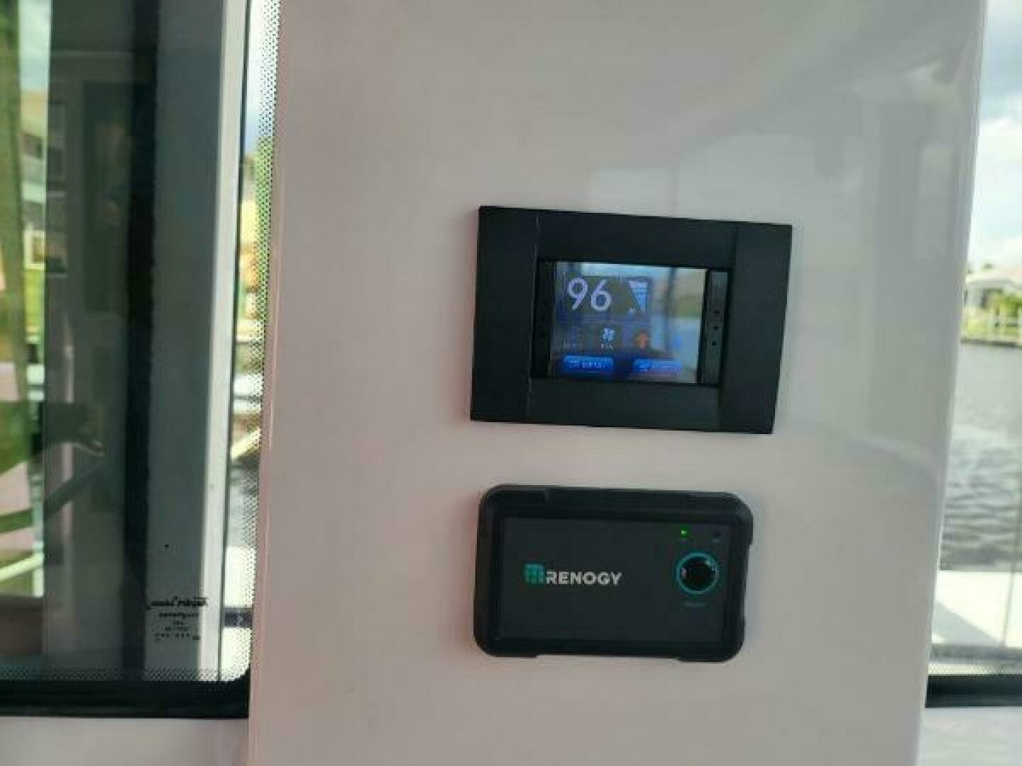 2024 Axopar 37 XC CROSS CABIN - Image 8