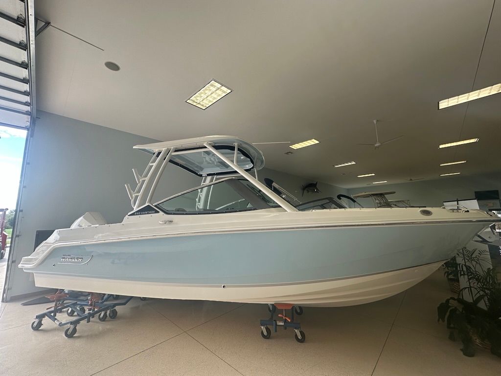 2026 Boston Whaler 240 Vantage