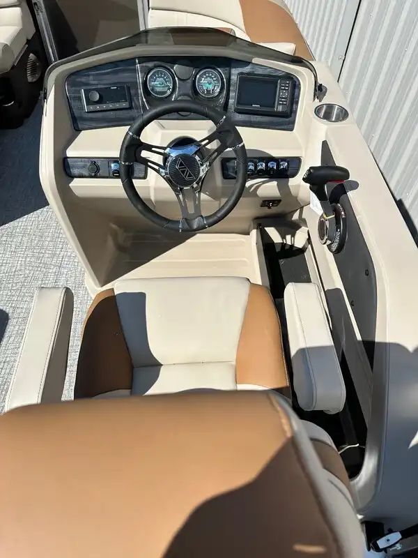 2026 Avalon LSZ Versatile Rear Lounger 23FT - 8