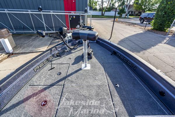 2024 Recon 985 SC boat deck with trolling motor and storage compartments.