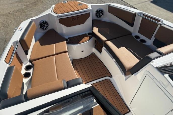 2026 Yamaha Boats 222SE interior with brown seating and wood accents.