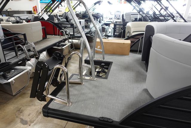 2025 Flagship Pontoons D25CU XT Tritoon - 19