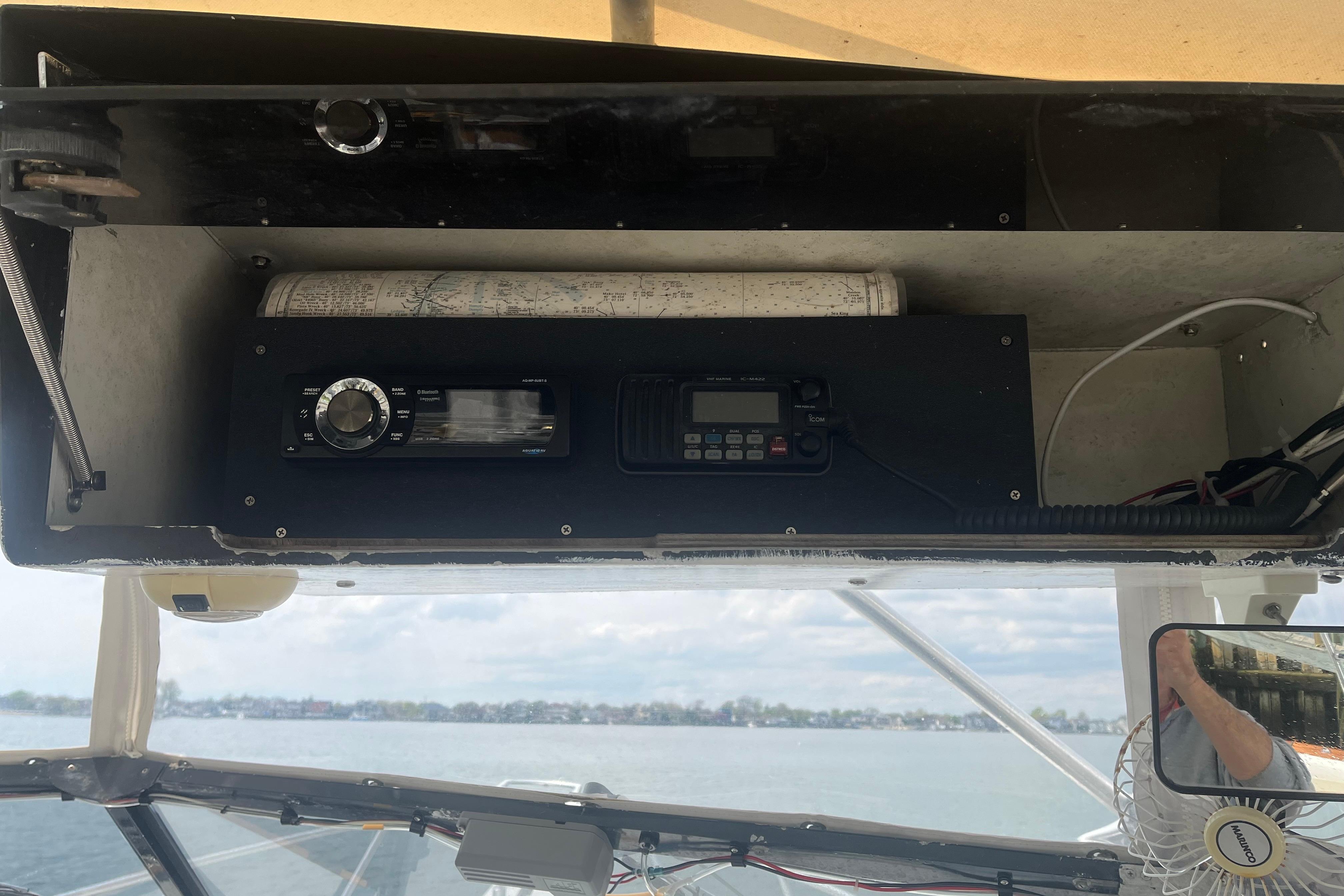 1989 Blackfin 31 Combi boat dashboard with radio and navigation equipment.