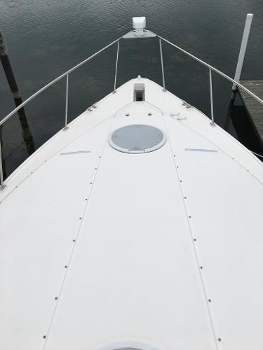 2004 Cruisers Yachts 3372 Express on calm water.