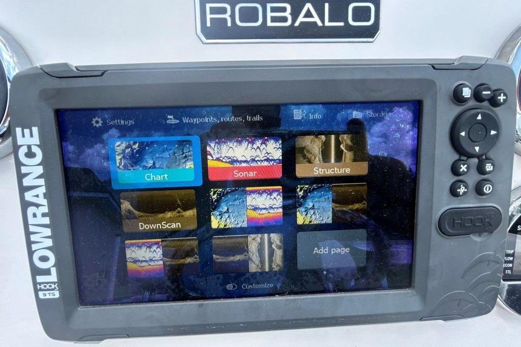 Lowrance HOOK 9 TS fishfinder on 2017 Robalo R200ES boat dashboard.