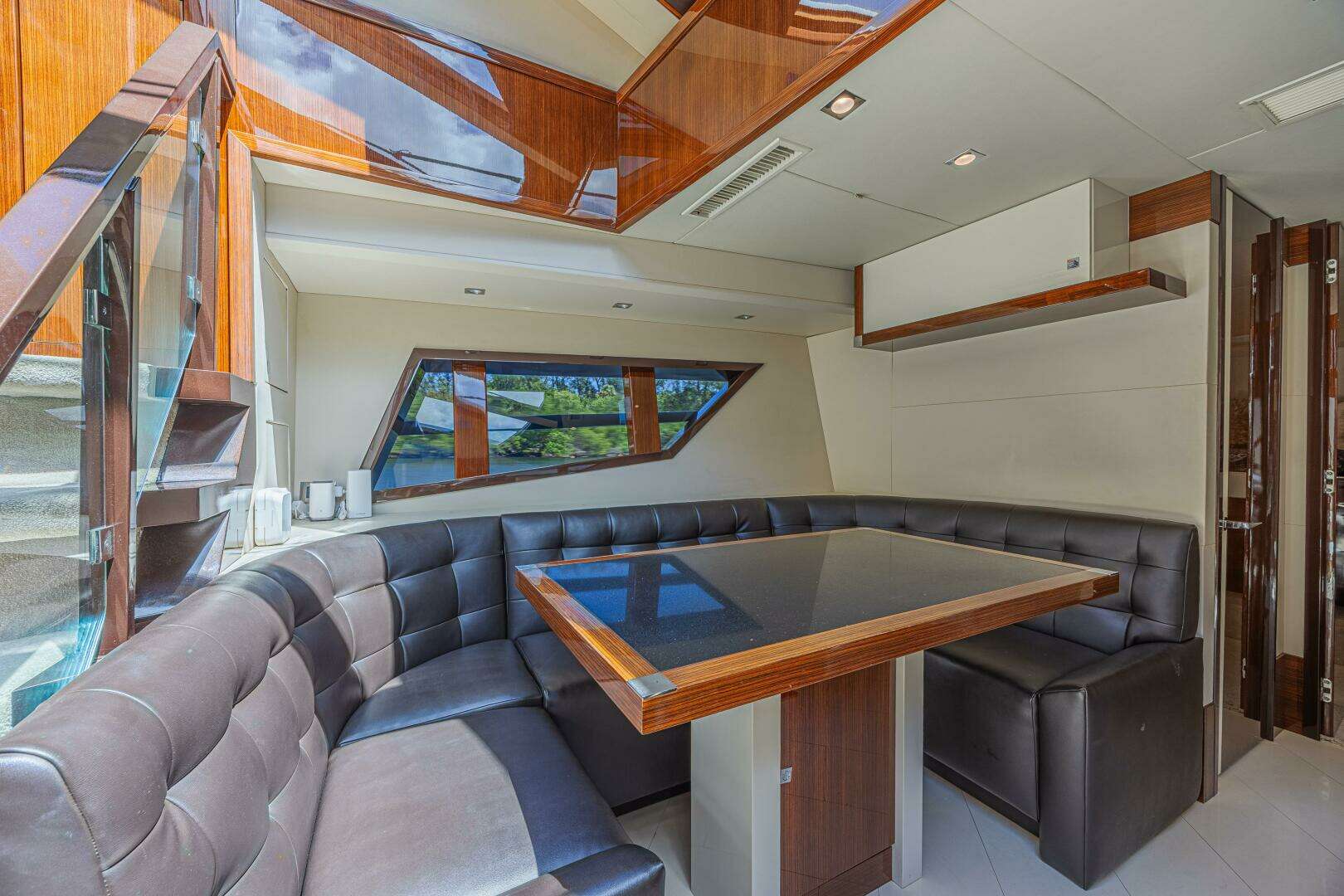 2010 Lazzara Yachts LSX 92 - Image 37